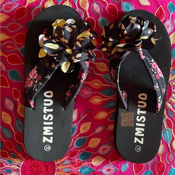 NWOT pretty black flower sandals size 38 so a US 7 7.5 8 - Picture 1 of 6